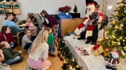 Der Samichlaus erzählt den Kindern Geschichten.jpeg