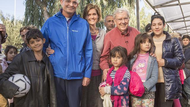Hintere Reihe von links nach rechts: Elder Patrick Kearon, Präsident des Gebiets Europa, seine Frau Jennifer Kearon und Elder M. Russell Ballard vom Kollegium der Zwölf Apostel mit Flüchtlingskindern in Griechenland.