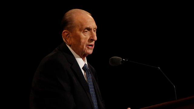 Präsident Thomas S. Monson gibt bei der Versammlung am Sonntagvormittag der 186. Frühjahrs-Generalkonferenz am 3. April 2016 den Bau von vier weiteren Tempeln bekannt.