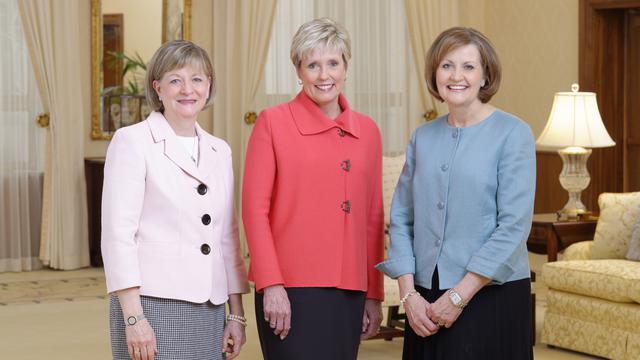 Von links nach rechts: Schwester Bonnie L. Oscarson, Präsidentin der Jungen Damen, Schwester Rosemary M. Wixom, Präsidentin der Primarvereinigung, und Schwester Linda K. Burton, Präsidentin der Frauenhilfsvereinigung.