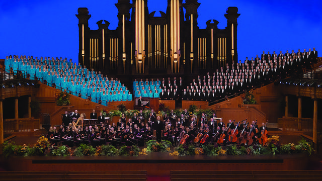 Der Mormon Tabernacle Choir und das Orchestra at Temple Square.