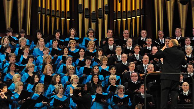 Der Mormon Tabernacle Choir im Konferenzzentrum im April 2011.