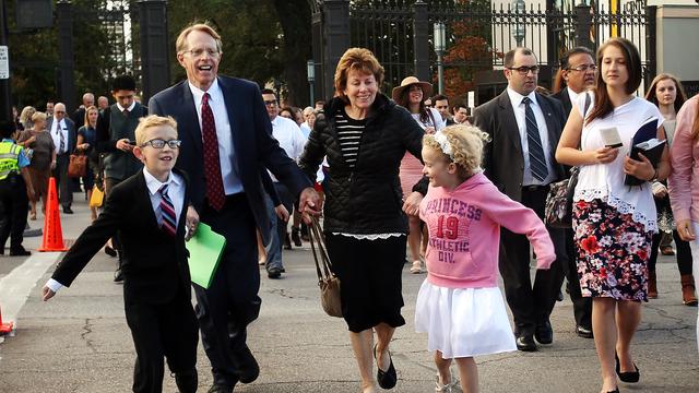 Eine Familie am Tempelplatz in Salt Lake City auf dem Weg zur Generalkonferenz am 1. Oktober 2016.