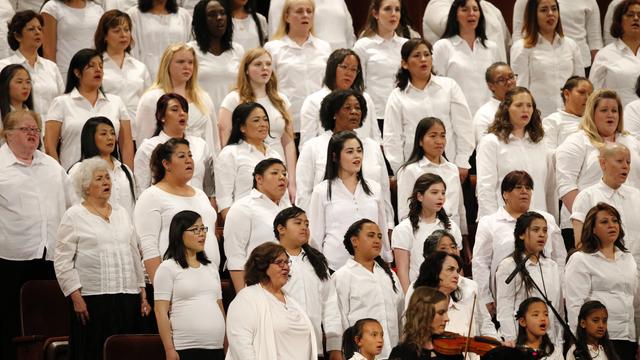 Ein Chor aus Sängerinnen aus über 50 Ländern sorgte für die musikalische Umrahmung der Allgemeinen Schwesternversammlung der 186. Frühjahrs-Generalkonferenz am Samstag, den 26. März 2016.