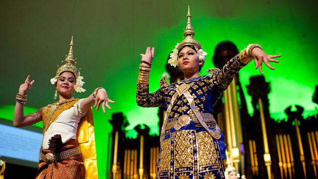 Eine kambodschanische, buddhistische Tanztruppe.
