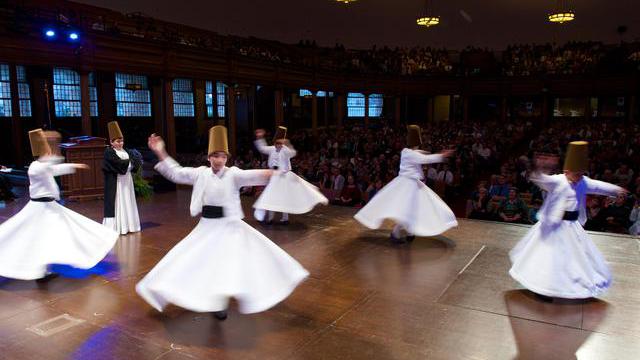 Die Gruppe "Youth Whirling Dervishes" vom Pacifica Institute.