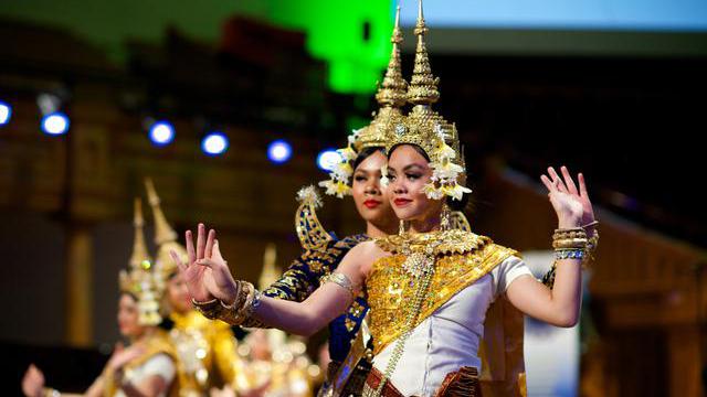 Eine kambodschanische, buddhistische Tanztruppe