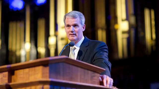 Elder John C. Pingree von den Siebzigern der Kirche Jesu Christi der Heiligen der Letzten Tagen begrüßt die Versammelten im Tabernakel.