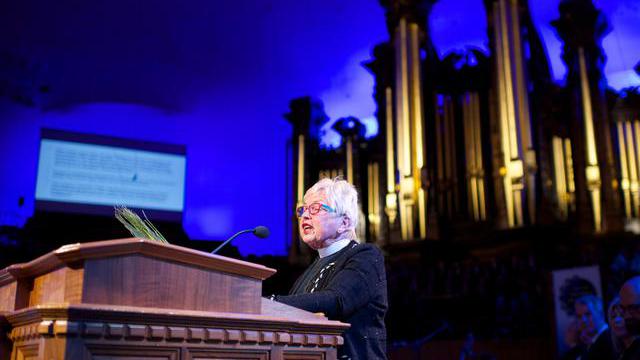 Pastorin Caryl Marsh von der Episkopalgemeinde Sankt Markus erläuterte die Geschichte und Bedeutung des Palmsonntags in der christlichen Tradition. Beim Tribut unter dem Motto "Stimmen des Glaubens: Heilige Gebete und Traditionen" brachten acht Gruppen von Gläubigen Musik oder Tänze auf die Bühne, die in deren Gemeinschaften als heilig gelten.