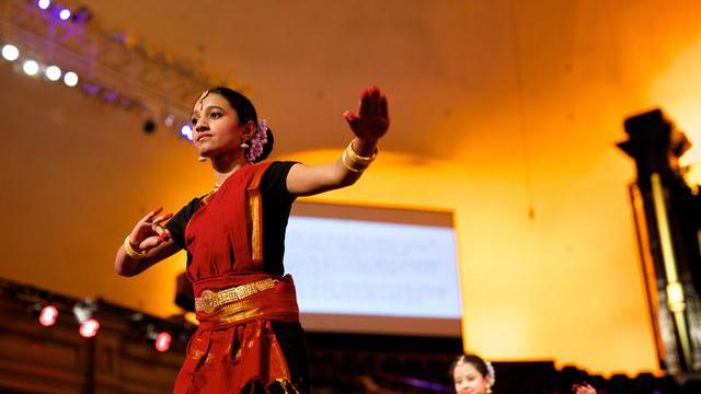 Eine hinduistische Tanztruppe.