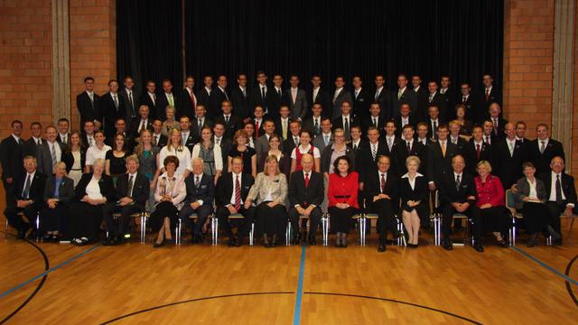 Elder Nelson und seine Ehefrau Wendy mit Missionaren in Zürich im September 2012.