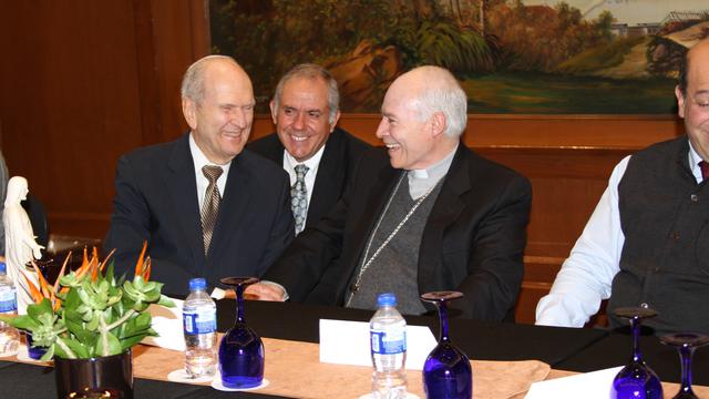 Präsident Russell M. Nelson vom Kollegium der Zwölf Apostel im Gespräch mit Carlos Kardinal Aguiar Retes am Montag, den 20. Februar 2017, in Mexiko. Im Hintergrund ein Dolmetscher.