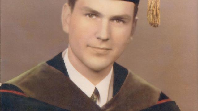 Russell M. Nelson schließt im August 1947 an der University of Utah sein Medizinstudium ab