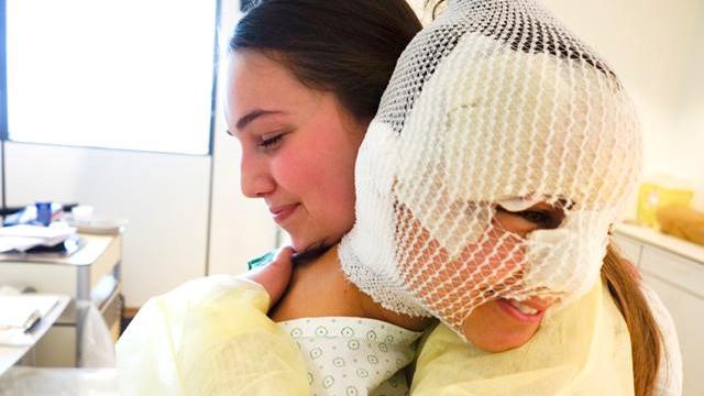 Sister Fanny Rachel Clain, eine Mormonenmissionarin, die am 22. März beim Bombenanschlag in Brüssel verletzt wurde, wird im Krankenhaus von ihrer früheren Missionarskollegin Sister Haylie VanDenBerghe besucht.