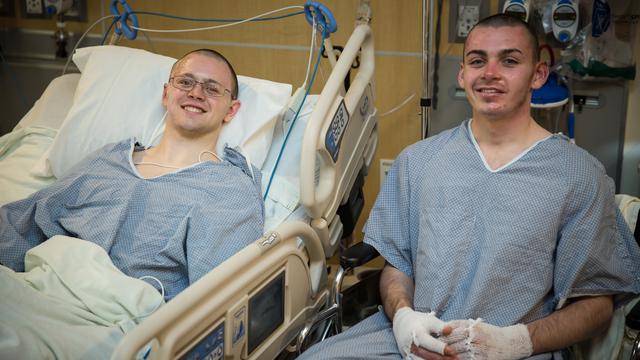 Mason Wells (links) und Joseph Empey (rechts) sehen einander im Universitätsklinikum in Salt Lake City das erste Mal seit den Bombenanschlägen in Brüssel.