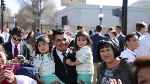 Eine Familie auf dem Tempelplatz während der 185. Frühjahrs-Generalkonferenz.