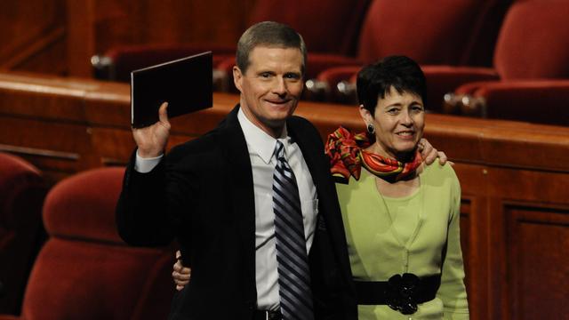 elder-Bednar-newsbio-GC-Oct-2010-with-wife.JPG