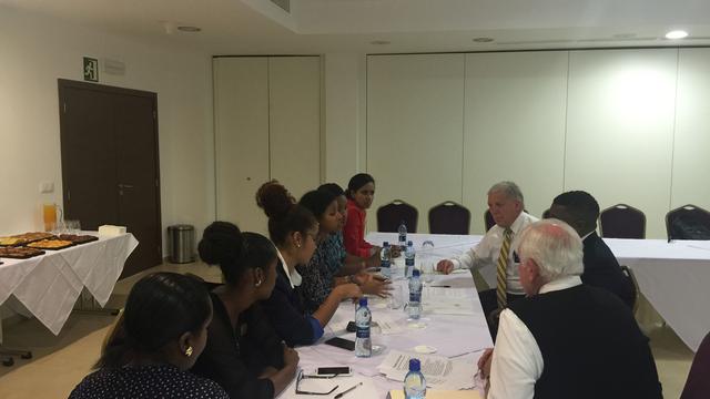 Schulungsleiter für Eigenständigkeit kommen mit der Personalabteilung des Meliã-Dunas-Hotels in Sal in Kap Verde zusammen