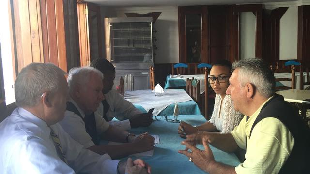 Hotel und Restaurant Royal in Mindelo in Kap Verde – James Tavares, Lonny Adams und Elder Tom Rueckert bei einem Treffen mit dem Besitzer und Geschäftsführer des Hotels und Restaurants
