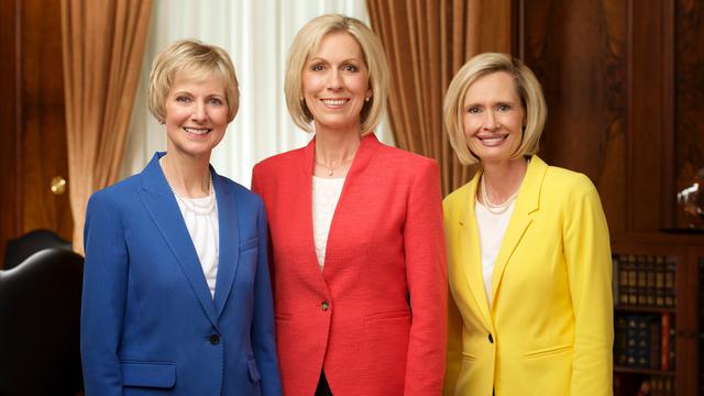 Joy D. Jones (Mitte), Jean B. Bingham (links) und Bonnie H. Cordon (rechts) von der Präsidentschaft der Primarvereinigung.