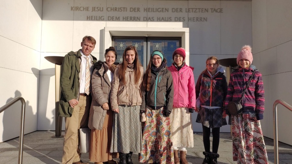 Foto von: Jason Embley, Jason Embley mit seiner Familie vor dem Schweizer Tempel in Zollikofen